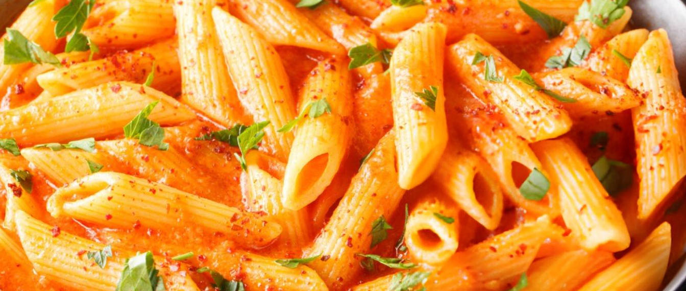 Taste & Trust Ready To Eat Pink Sauce Pasta with creamy tomato sauce and pasta