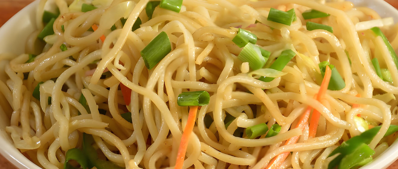 Ready To Eat Vegetable Chowmein with fresh vegetables and flavorful noodles by Taste & Trust